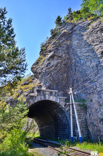 Это тоннель желаний. Нужно загадать желание, задержать дыхание и пройти через него. Благо, тоннель короткий.