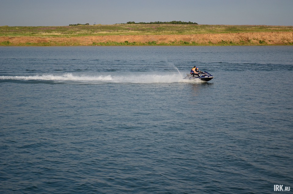 На подъезде к Иркутску все чаще встречаются лодки и водные мотоциклы.