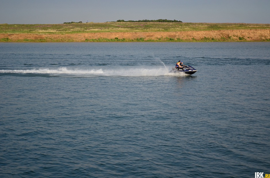 На подъезде к Иркутску все чаще встречаются лодки и водные мотоциклы.