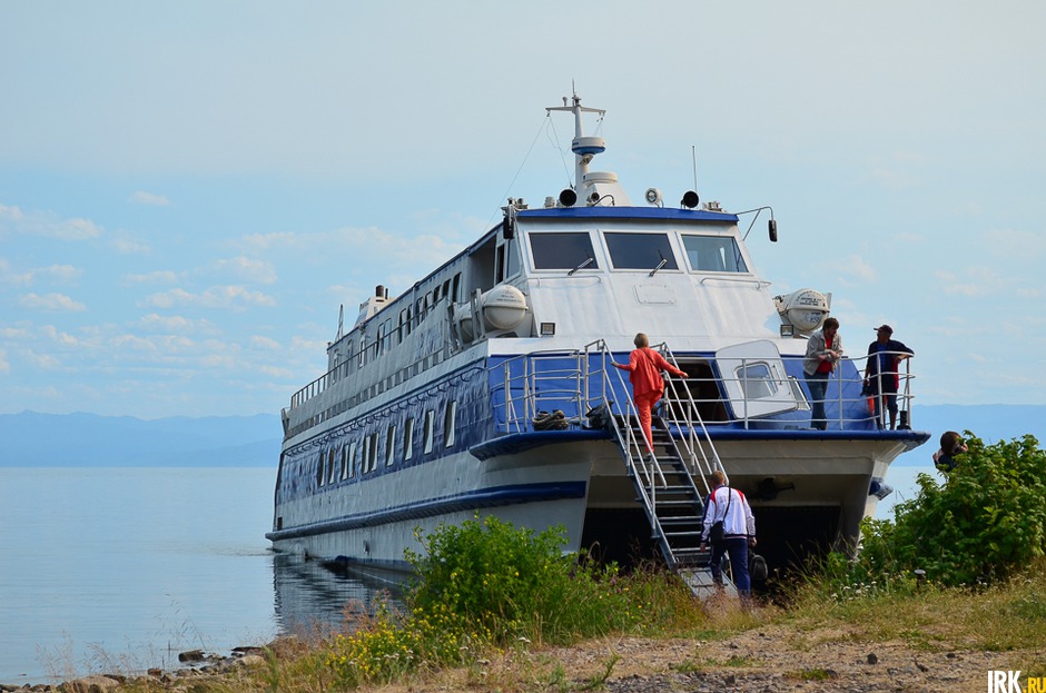 Нагулявшись по мысу, уставшие туристы возвращаются на «Баргузин-3». Теплоход отправляется обратно в Иркутск.