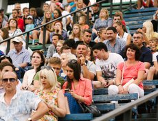 Шоу задержали на 2,5 часа из-за опоздания грузовиков с оборудованием.