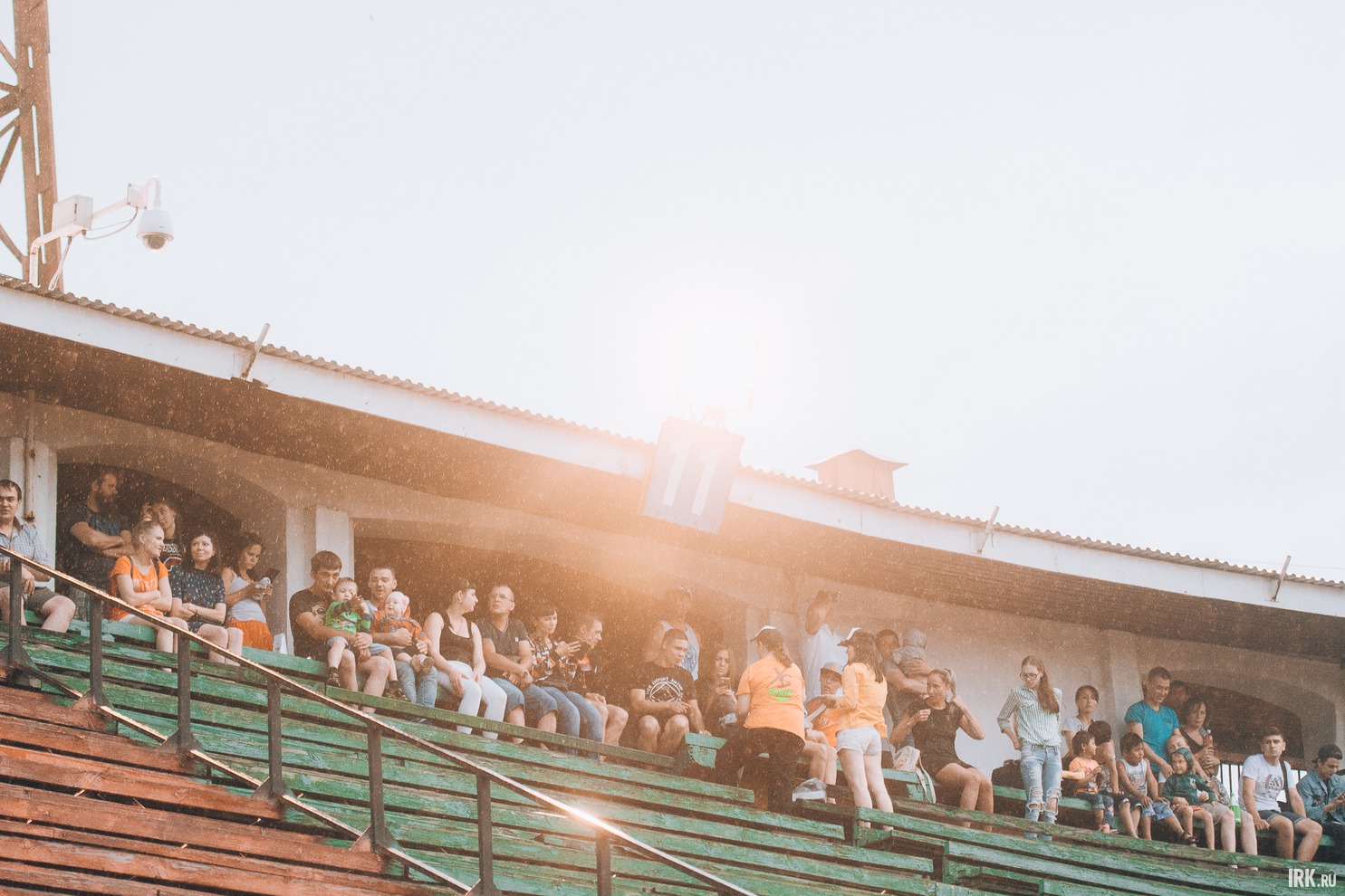 В разгар шоу начался дождь.