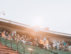 В разгар шоу начался дождь.