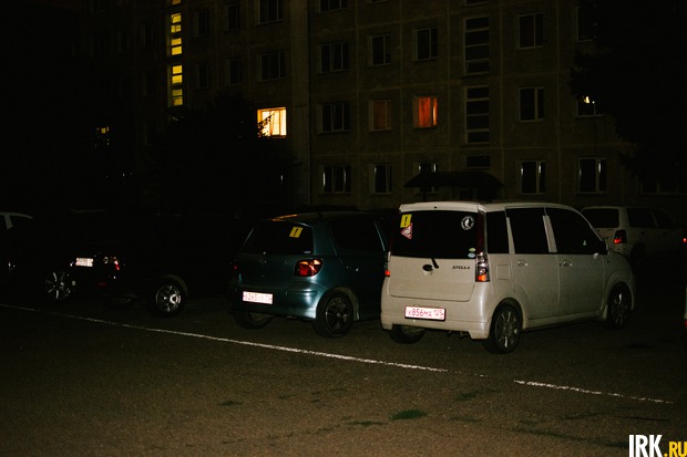 Дворы заставлены автомобилями очень плотно