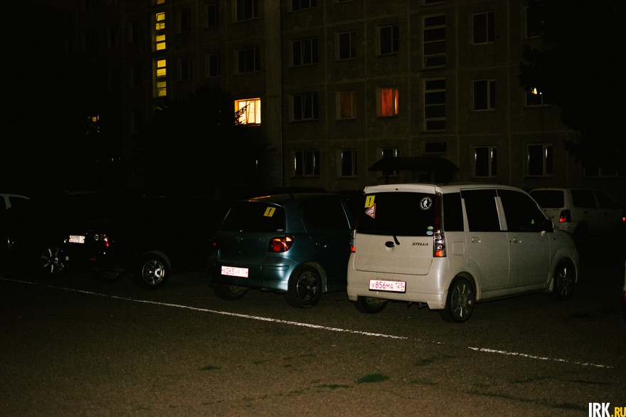 Дворы заставлены автомобилями очень плотно