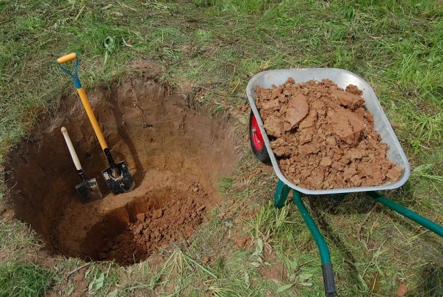 Перед бурением скважины выкопайте яму глубиной до 1 метра. Фото с сайта postroika.biz