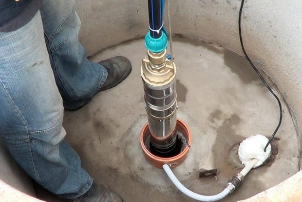 Установка насоса. Фото с сайта oburenie.ru Установка насоса. Фото с сайта oburenie.ru