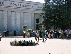 С показательными выступлениями по приёмам рукопашного боя выступила областная молодёжно-патриотическая общественная организация «Первый герой».