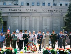 В каждом городе участники пробега берут землю с мемориала «Вечный Огонь». Её доставят в Севастополь на Аллею славы.