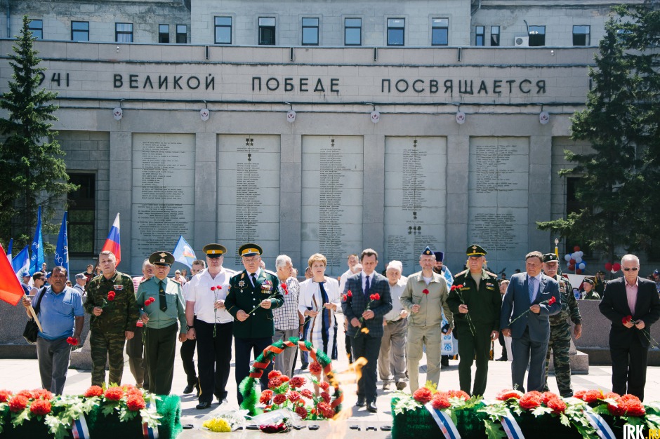 В каждом городе участники пробега берут землю с мемориала «Вечный Огонь». Её доставят в Севастополь на Аллею славы.