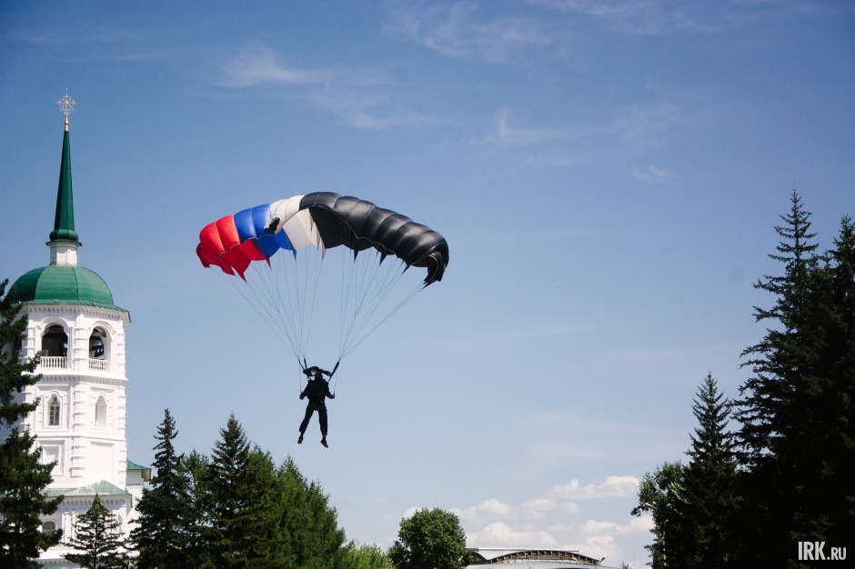 У Вечного огня совершили посадку десять парашютистов.