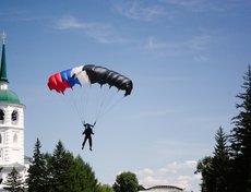 У Вечного огня совершили посадку десять парашютистов.
