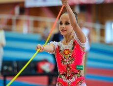 Гимнастки совсем юные, их возраст от 13 до 15 лет.