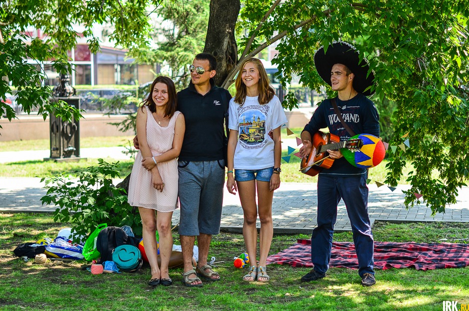 Впервые «День поцелуев» провели в Иркутске в 2010 году. Тогда в основу был положен стиль хиппи. Праздник в этом году прошел в мексиканском стиле.