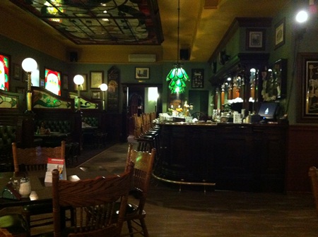 Внутри ресторана The London pub. Фото Лизы Сироповой