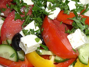 Рецепт салата «Греческий» уже давно известен любой хозяйке, он действительно очень прост. Но как подают этот салат в ресторанах города — выясняла Лиза Сиропова.
