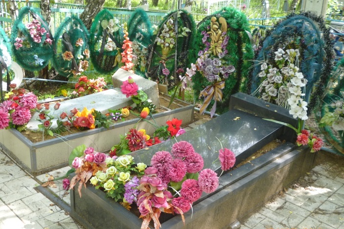 На кладбище. Фото предоставлено местными жителями.