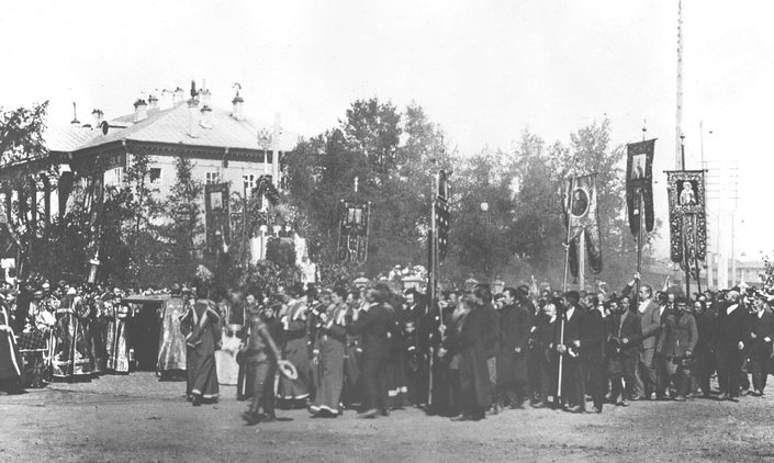 Памятник Александру Третьему после торжеств. Фото И. С. Жутеева. 1908 год. Собрание НБИГУ