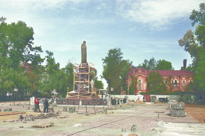 Подготовка к открытию возрожден­ного памятника. Фото из собрания ИОКМ
