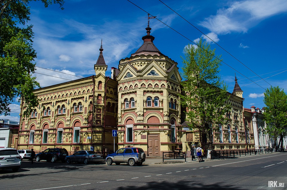Особняк Второвых, или Дворец пионеров. Здание построено в 1897 году для купца Александра Федоровича Второва — крупнейшего торговца текстильными товарами. В октябре 1917 года здесь прошел первый Общесибирский съезд Советов.