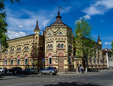 Особняк Второвых, или Дворец пионеров. Здание построено в 1897 году для купца Александра Федоровича Второва — крупнейшего торговца текстильными товарами. В октябре 1917 года здесь прошел первый Общесибирский съезд Советов.