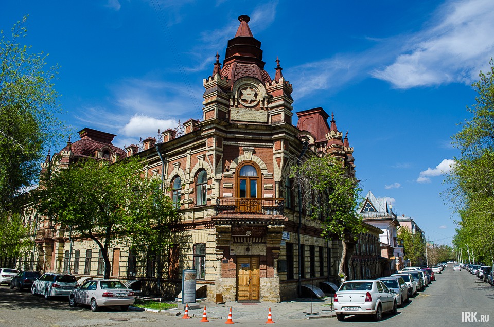 Дом Файнберга. Здание построено в 1901 году купцом и крупным золотопромышленником Исаем Матвеевичем Файнбергом. В 1902 году здесь размещалось управление по строительству Кругобайкальской железной дороги.