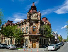 Дом Файнберга. Здание построено в 1901 году купцом и крупным золотопромышленником Исаем Матвеевичем Файнбергом. В 1902 году здесь размещалось управление по строительству Кругобайкальской железной дороги.