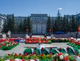 За зданием правительства находится мемориал «Вечный огонь» в память о героях Великой Отечественной войны, павших за Родину. Открыт он 8 мая 1975 года. Огонь зажжен от факела, доставленного эстафетой от стен Московского Кремля.