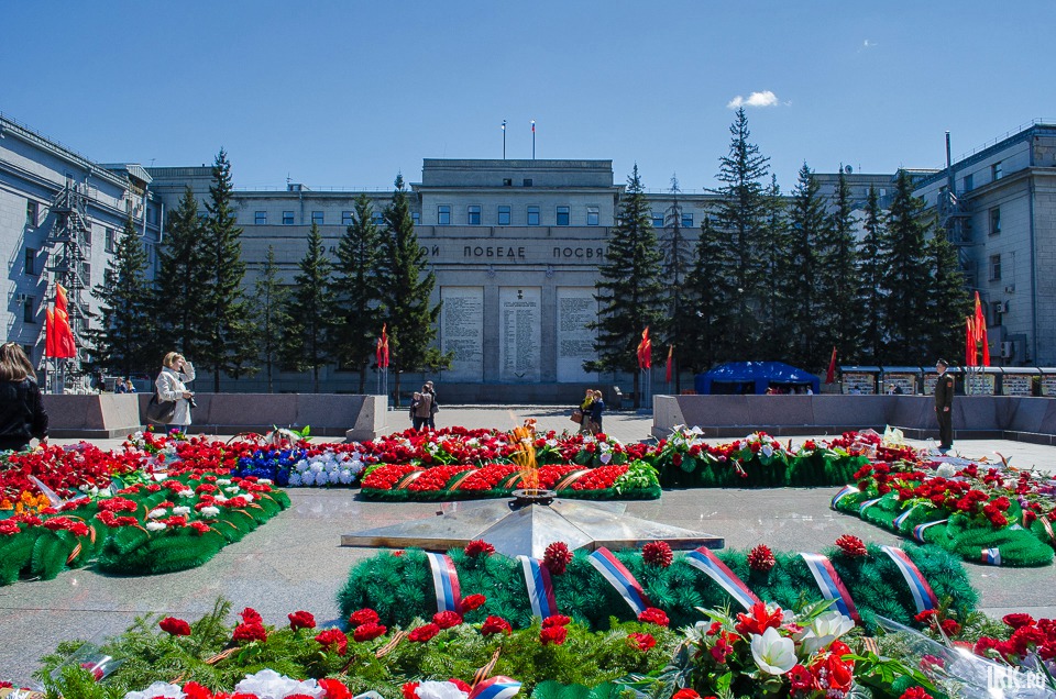 За зданием правительства находится мемориал «Вечный огонь» в память о героях Великой Отечественной войны, павших за Родину. Открыт он 8 мая 1975 года. Огонь зажжен от факела, доставленного эстафетой от стен Московского Кремля.