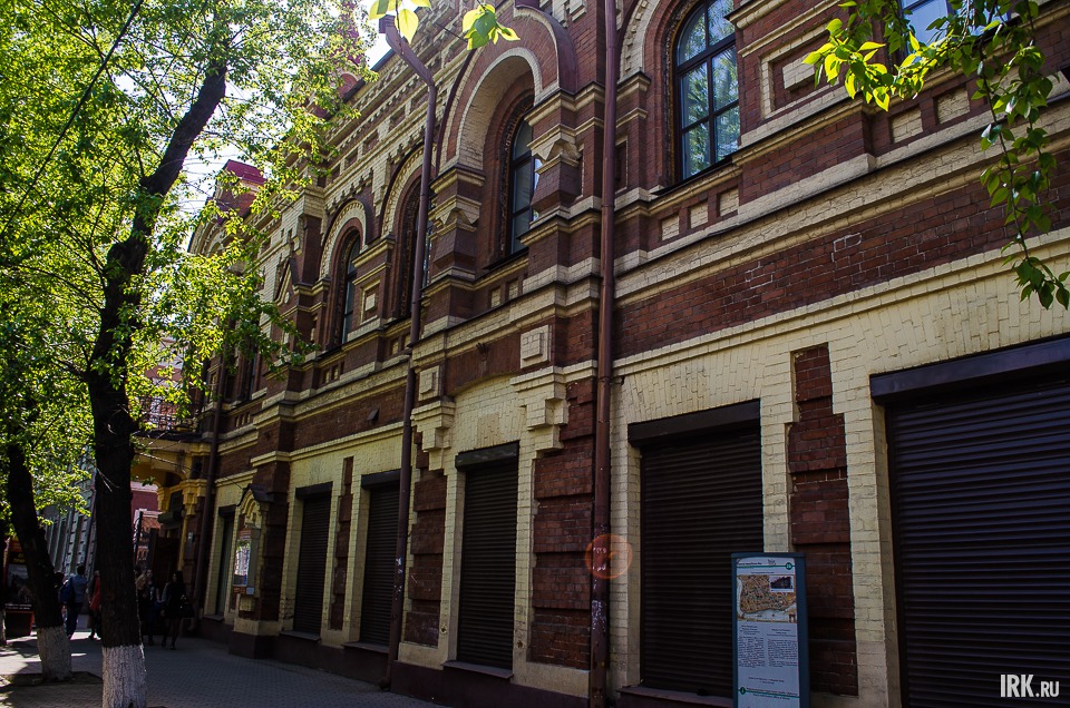 Здание торгового дома Макушина и Посохина. Построено в 1903 году в стиле эклектики. Дом принадлежал сибирскому просветителю и издателю Петру Ивановичу Макушину. Сейчас в здании располагается музей природы.