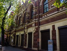 Здание торгового дома Макушина и Посохина. Построено в 1903 году в стиле эклектики. Дом принадлежал сибирскому просветителю и издателю Петру Ивановичу Макушину. Сейчас в здании располагается музей природы.