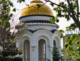Рядом находится часовня — точная копия одного из куполов Казанского кафедрального собора, взорванного в 1932 году.