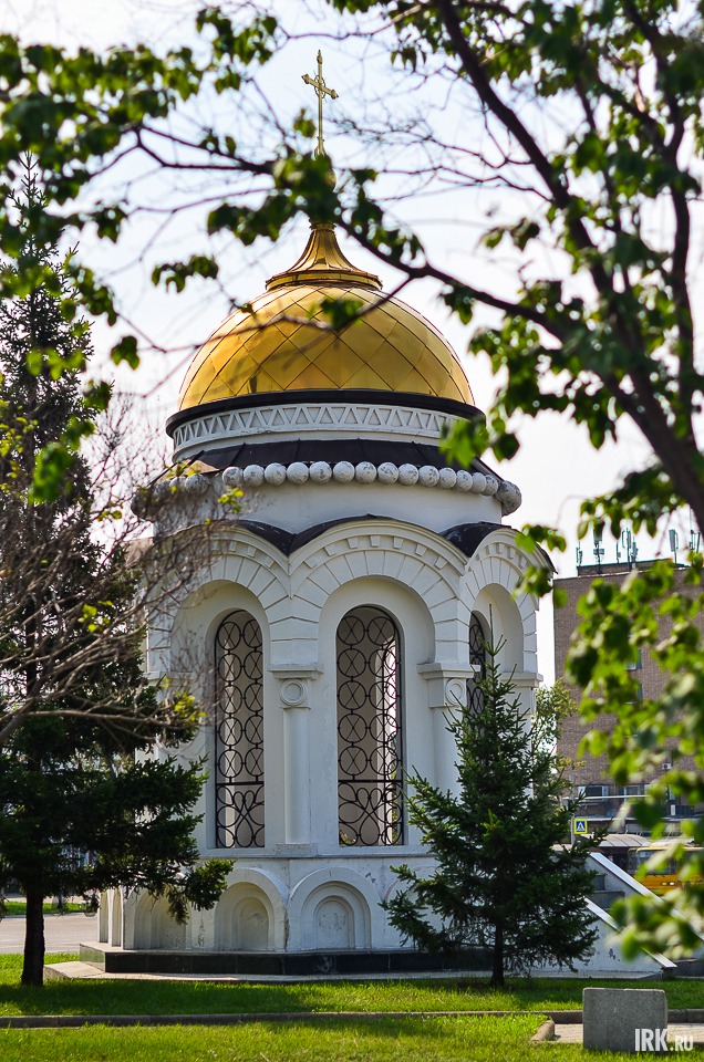 Рядом находится часовня — точная копия одного из куполов Казанского кафедрального собора, взорванного в 1932 году.