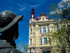 На углу улиц Карла Маркса и Литвинова располагается здание самой фешенебельной в свое время гостиницы «Гранд-Отель». Построена в 1905 году. Благодаря габаритам и выразительности оформления здание играет значительную роль в застройке улицы Карла Маркса.