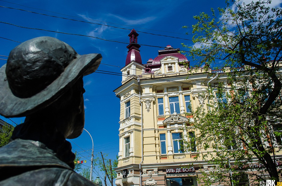 На углу улиц Карла Маркса и Литвинова располагается здание самой фешенебельной в свое время гостиницы «Гранд-Отель». Построена в 1905 году. Благодаря габаритам и выразительности оформления здание играет значительную роль в застройке улицы Карла Маркса.