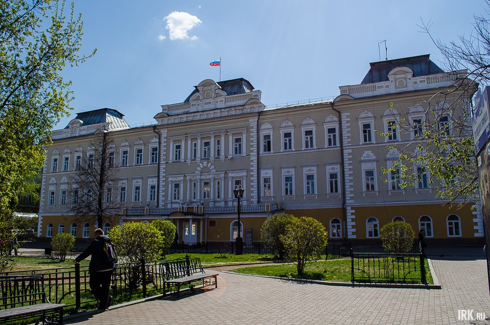Усадьба купцов Трапезниковых. Здание построено в начале 19 века. После пожара 1879 года проведена реставрация, достроен третий этаж. С 1885 года здесь располагалась гостиница «Московское подворье», сейчас же находится суд.