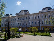 Усадьба купцов Трапезниковых. Здание построено в начале 19 века. После пожара 1879 года проведена реставрация, достроен третий этаж. С 1885 года здесь располагалась гостиница «Московское подворье», сейчас же находится суд.