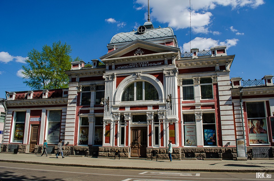 Кинотеатр «Художественный». Построен в 1909 году. До 1910 года носил название «Фарс», после был переименован в «Художественный театр Декаданс». В 1931 году в нем стали показывать фильмы со звуком.