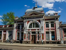 Кинотеатр «Художественный». Построен в 1909 году. До 1910 года носил название «Фарс», после был переименован в «Художественный театр Декаданс». В 1931 году в нем стали показывать фильмы со звуком.