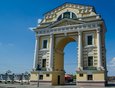 Триумфальная арка «Московские ворота». Была заложена в 1811 году в честь десятилетия царствования Александра Первого. Арка служила для проверки и регистрации приезжающих в город. Ворота были разобраны в 1925 году и воссозданы в 2011 году.