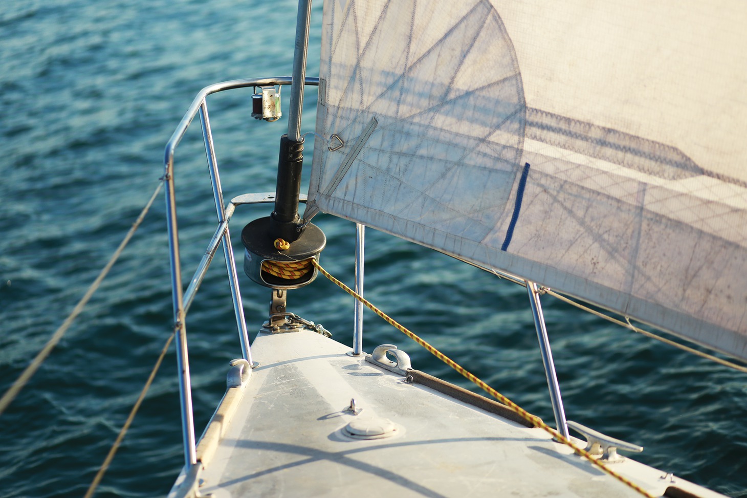 Барабан закрутки стакселя у носового релинга