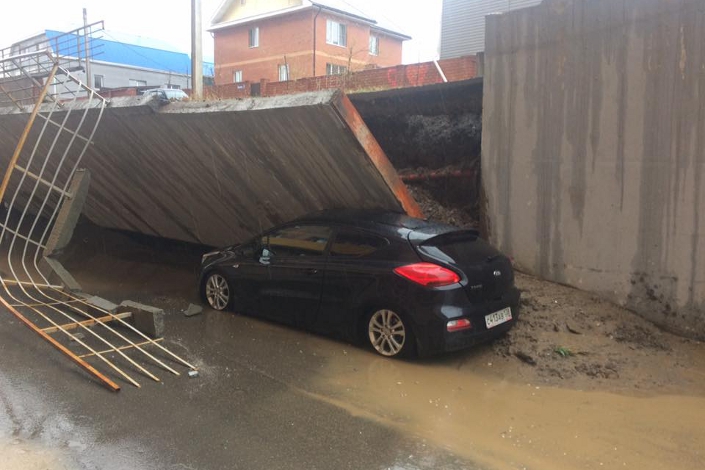 Рухнувшая подпорная стена в ЖК «Море солнце». Фото Дмитрия Гребенщикова с личной страницы на Facebook
