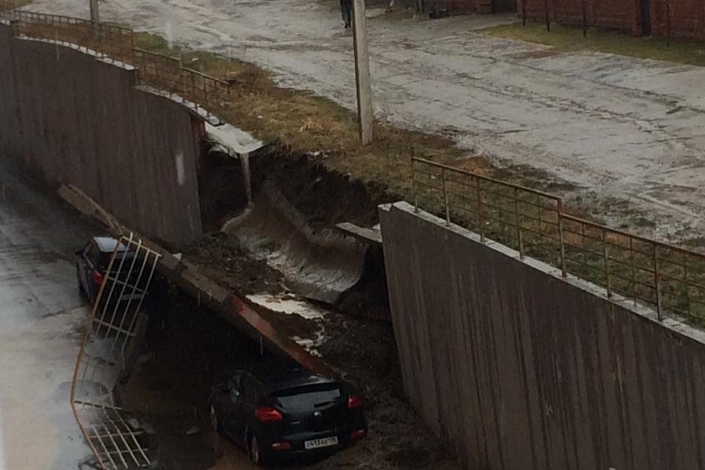 Рухнувшая подпорная стена в ЖК «Море солнце». Фото Дмитрия Гребенщикова с личной страницы на Facebook