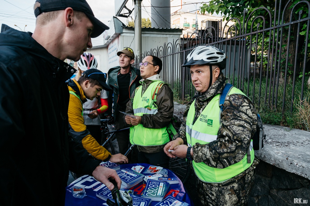 Перед стартом желающие получили номера на свои велосипеды.