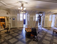 Загрунтованы, обработаны антисептиками и покрашены все кабинеты, коридоры, гримёрки и ложи в театре. На покраску помещений здания ушло 2,5 тонны краски.