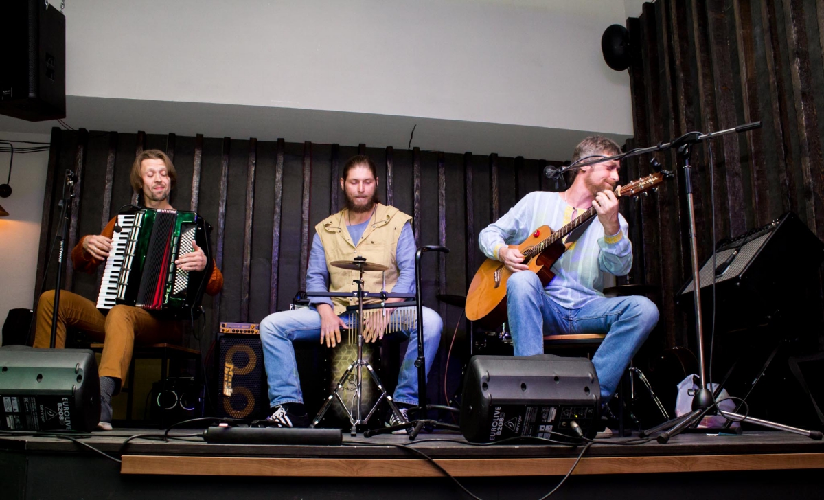 Завершился Baikal-Live сольным концертом группы «Медвежий угол» в «Эдисон баре».