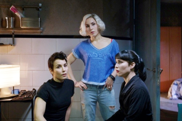 В фильме Нуми Рапас играет всех сестёр сразу. Фото с сайта www.kinopoisk.ru