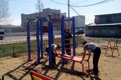 Монтаж оборудования на детской площадке. Фото ИА «Иркутск онлайн»