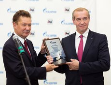 Алексей Миллер в торжественной обстановке передал Сергею Левченко паспорт водноспортивного комплекса.