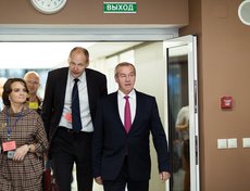 Министр спорта Иркутской области Илья Резник и губернатор Сергей Левченко.